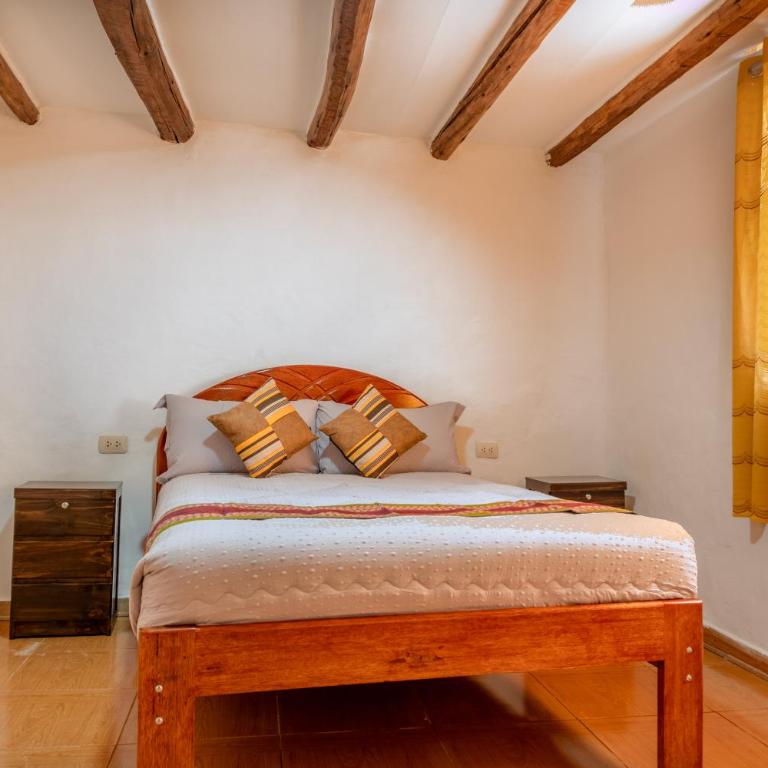 Julian's Garden - Double Room with Shared Bathroom - 1