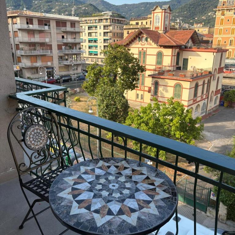 WELCOME RIVIERA --TIGULLIO BREEZE - 102 mq piu'terrazzo 25 mq - totalmente rinnovato luglio 2026-3 camere da letto CIASCUNA CON CONDIZIONATORE -150 m dal centro - parcheggio a 20 euro al giorno da prenotare -parking at 20 euro per day if available - Appartamento con 3 Camere da Letto e con Vista - 15