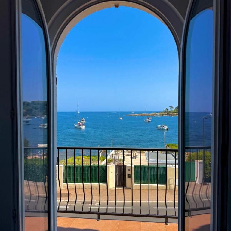 Cap d'Antibes vue plage de la GAROUPE - 8 couchages - Jardin et terrasse - Villa - 24