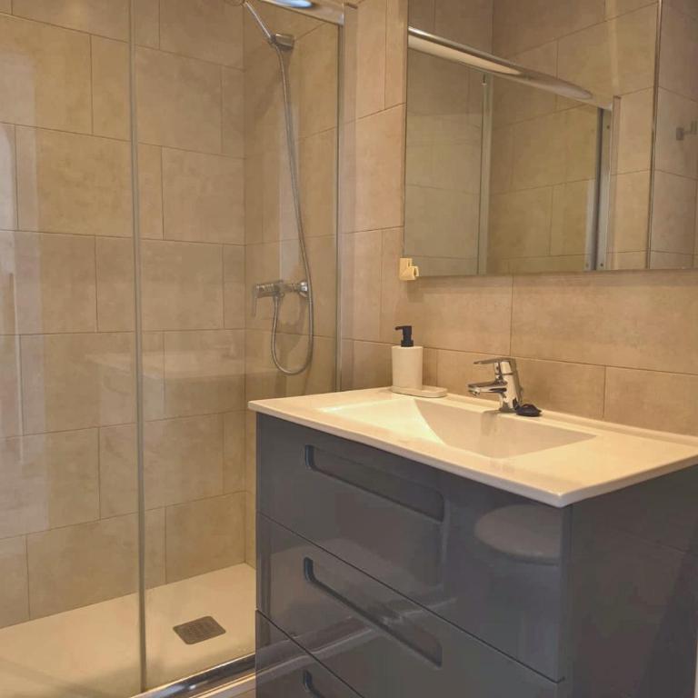 BUENAVISTA - 2-Bedroom for 4 with Sea-View Terrace and AC - Free Street Parking - Apartamento - 21