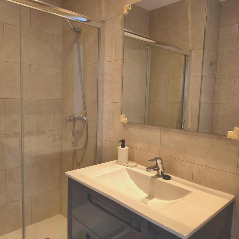 BUENAVISTA - 2-Bedroom for 4 with Sea-View Terrace and AC - Free Street Parking - Apartamento - 4