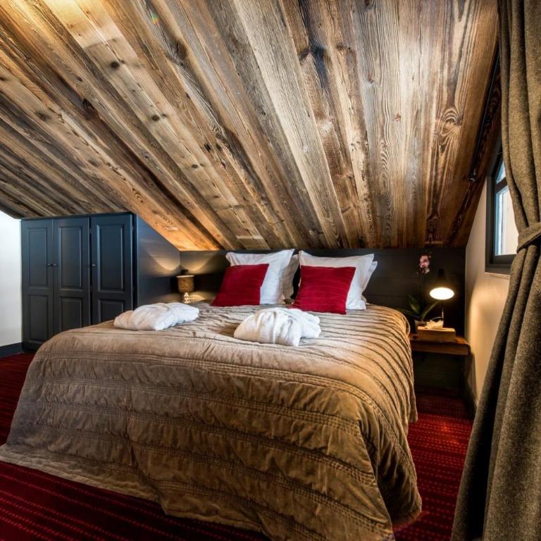 Cabin Sleeps 13 with Hot Tub - Maison de Vacances - 9
