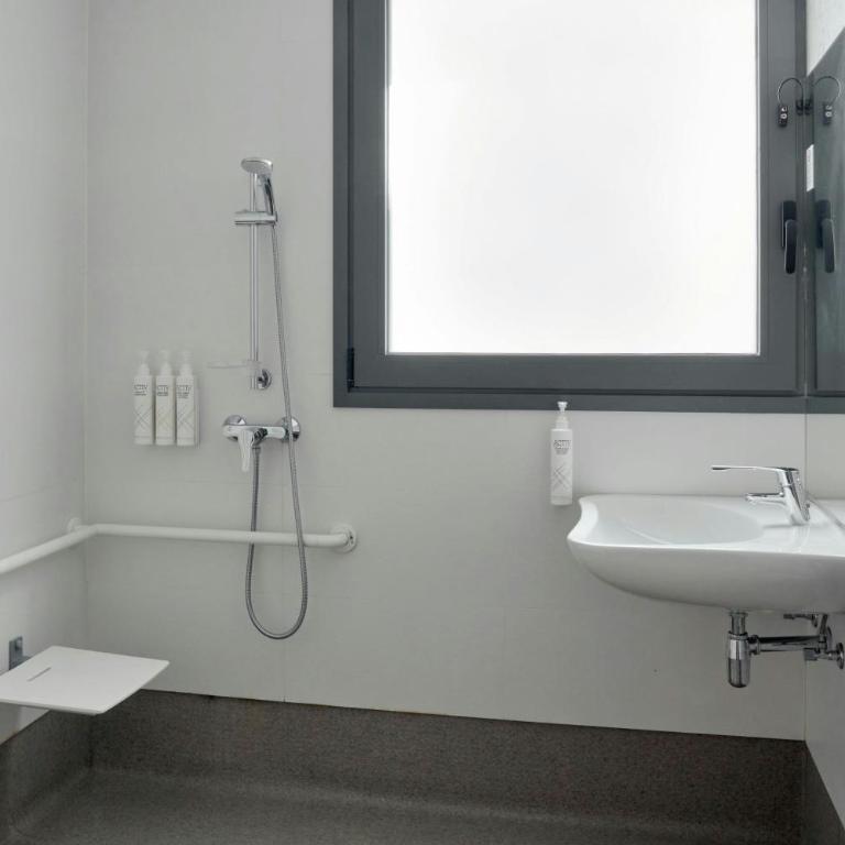 Four Points Flex by Sheraton Madrid Atocha - Standard Doppelzimmer mit 1 Queensize-Bett - 2