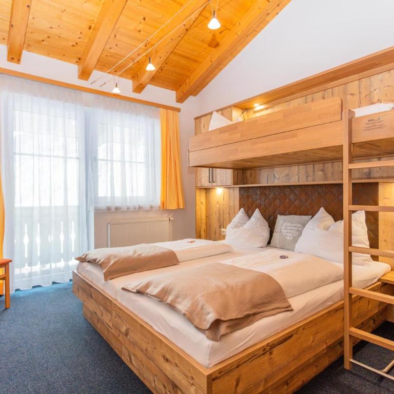 Gruber's Gästehaus - Apartment mit 4 Schlafzimmern und einem Balkon - 2