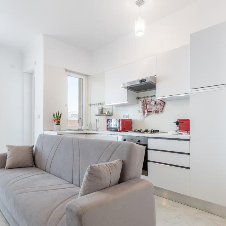 Top Floor Apartment - Balcony Views - King Bed - AC - Apartment mit 1 Schlafzimmer - 3