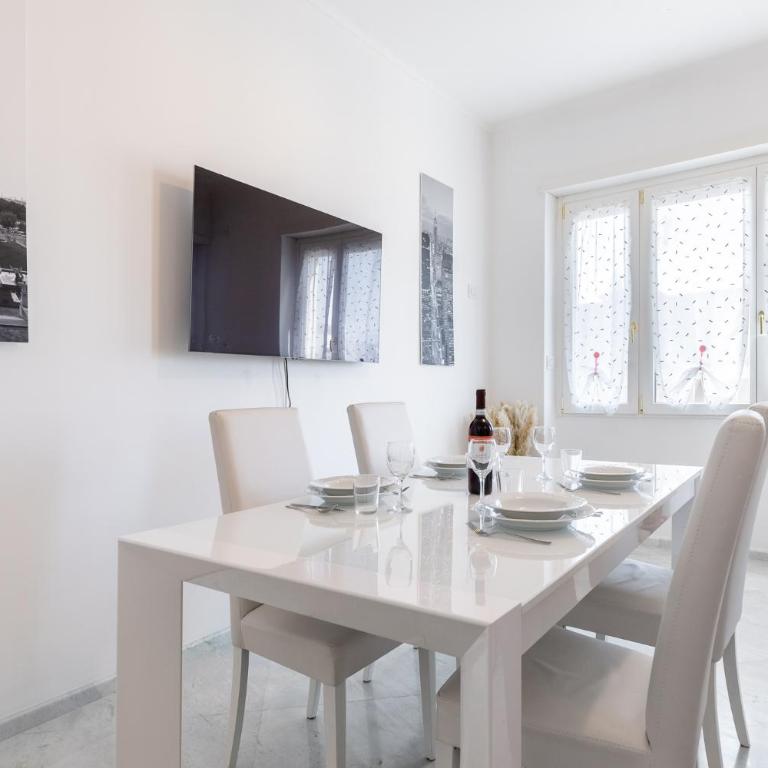 Top Floor Apartment - Balcony Views - King Bed - AC - Apartment mit 1 Schlafzimmer - 10