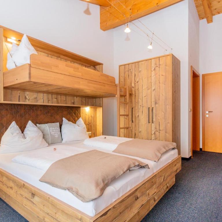 Gruber's Gästehaus - Apartment mit 4 Schlafzimmern und einem Balkon - 10