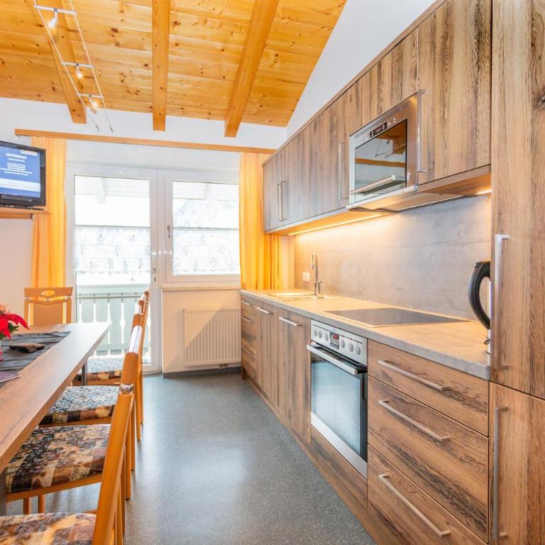 Gruber's Gästehaus - Apartment mit 4 Schlafzimmern und einem Balkon - 6