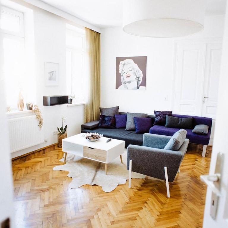 Huge Central Designer Loft with Tyrolean Flair - Apartment mit 3 Schlafzimmern - 1