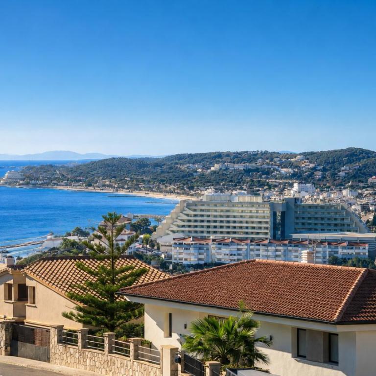 Spacious Duplex in Sitges with Sea Views, Terrace & Free Parking Area - Three-Bedroom Apartment - 1
