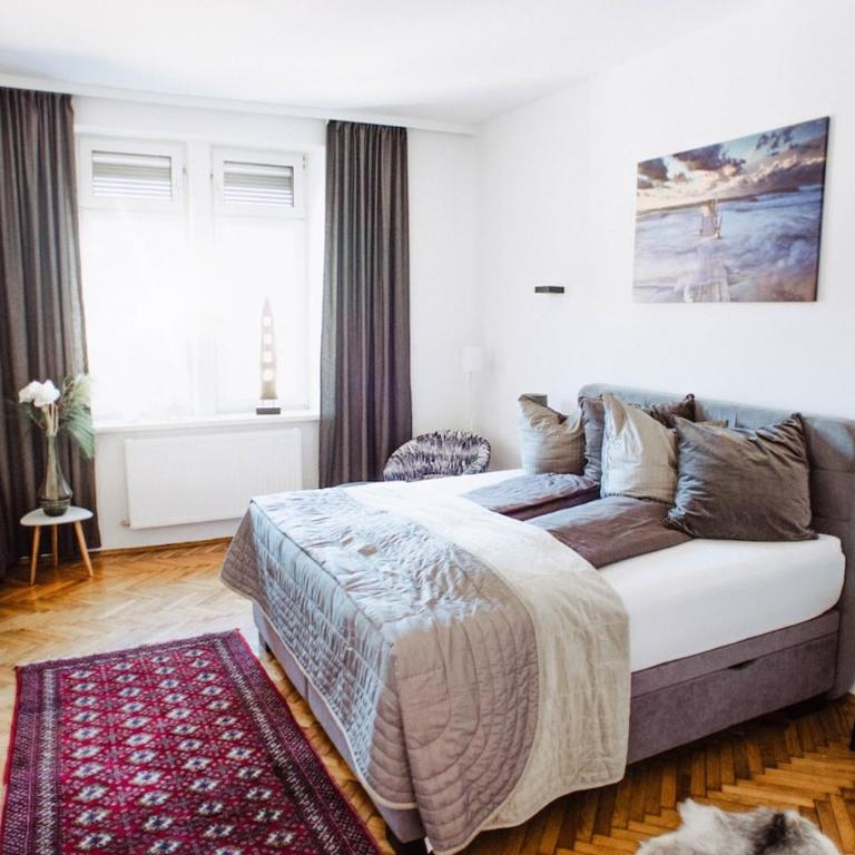 Huge Central Designer Loft with Tyrolean Flair - Apartment mit 3 Schlafzimmern - 10
