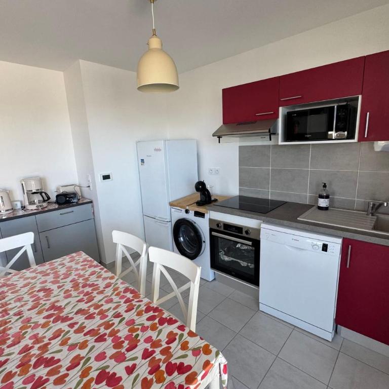 2-bedroom apartment with balcony close to the sea - Apartment - 10