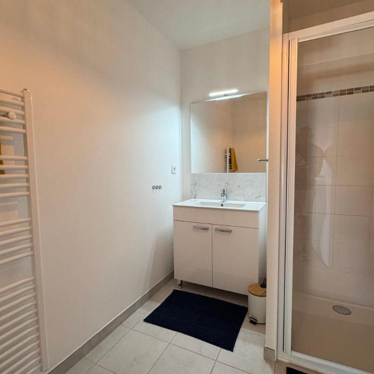 2-bedroom apartment with balcony close to the sea - Apartment - 19