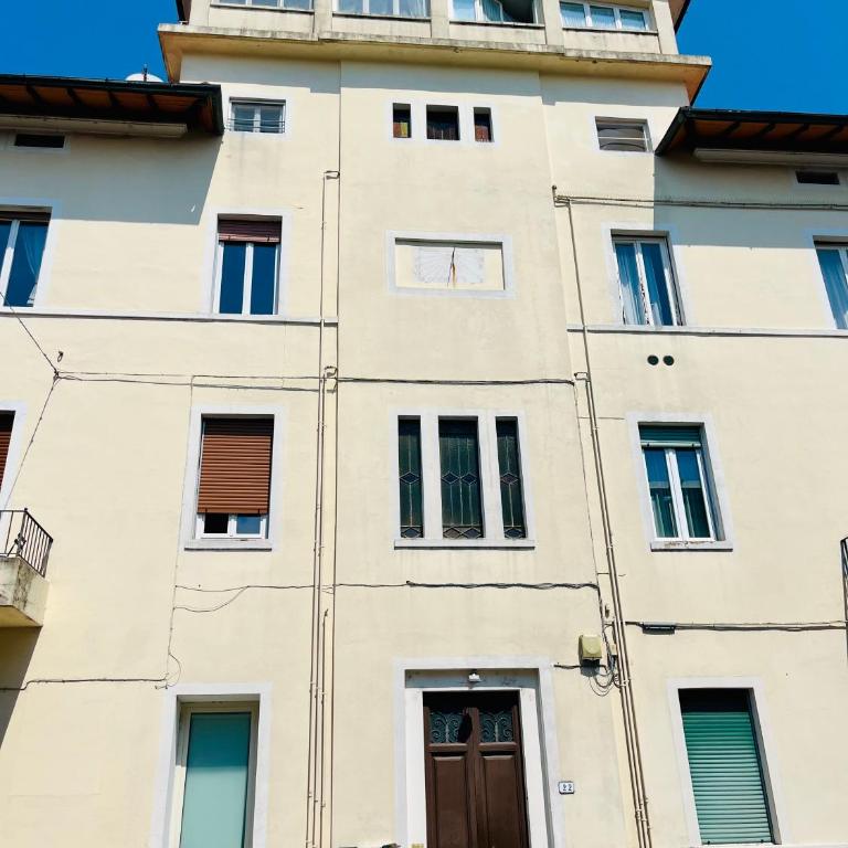 Elegante Mansarda di 100mq a Lucca Fuori ZTL con Ascensore - Appartamento Standard con 2 Camere da Letto - 66