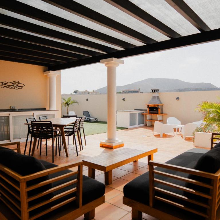 Moderne villa met verwarmd zwembad in Corralejo - Three-Bedroom Villa - 48