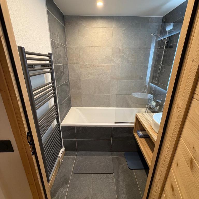 LA PLAGNE MONTALBERT - LE SNOROC - superbe appartement skis aux pieds avec piscine - Appartamento con 2 Camere da Letto e Balcone - 14