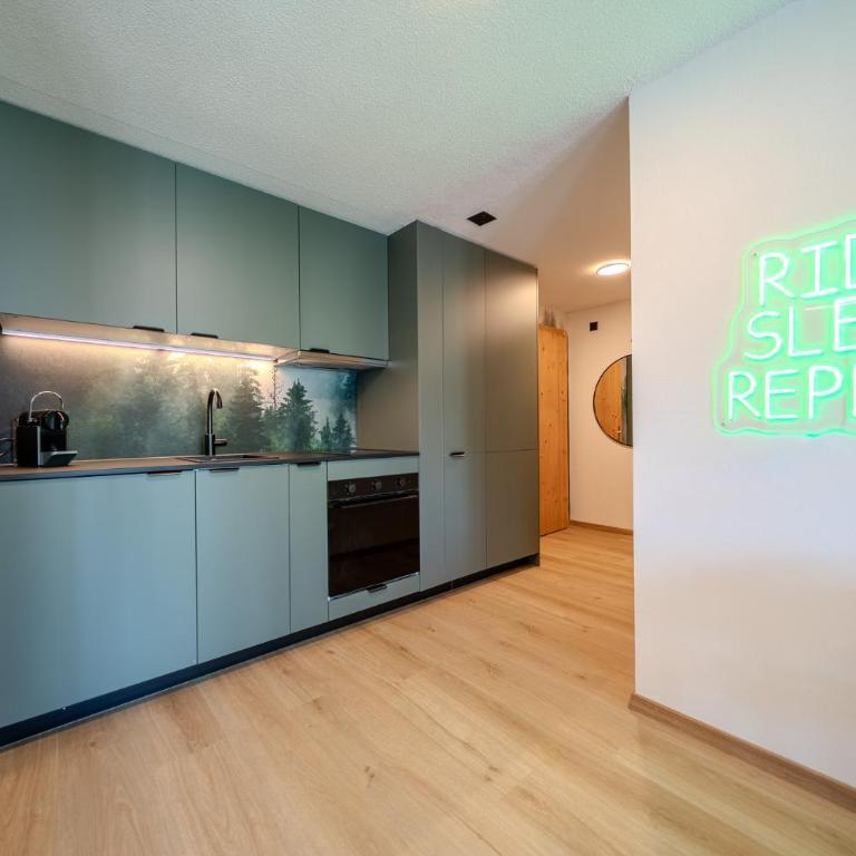 Freestyle Alpine Design-Studios - Pool, Parking & Balcony in Center Laax by BlueHills Vacations - Studio-Apartment mit Balkon - 8