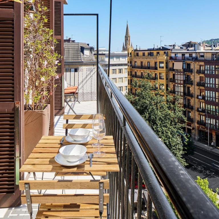 The Rentals Collection - Plaza Easo Attic - Apartment mit Balkon - 1