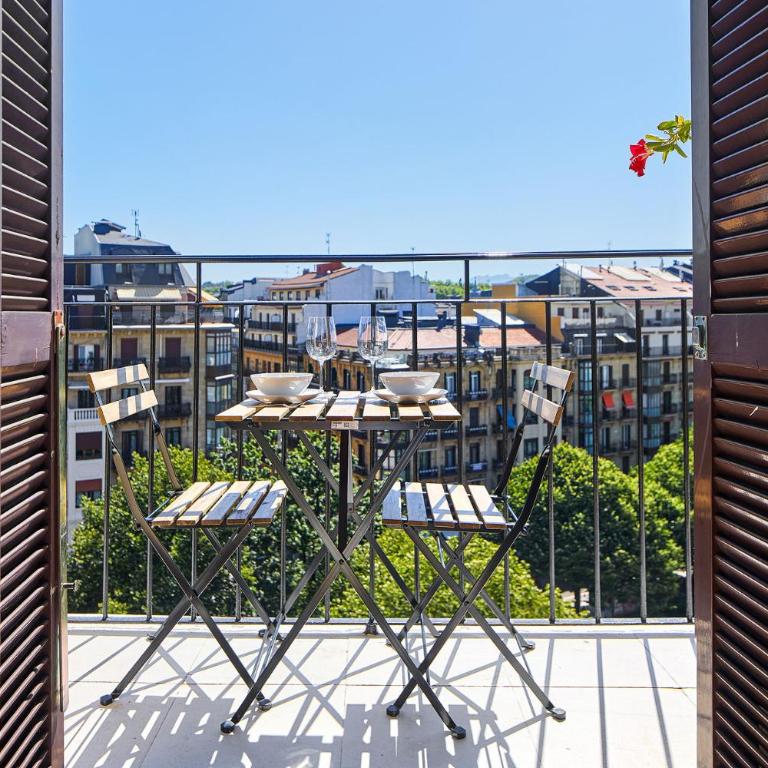 The Rentals Collection - Plaza Easo Attic - Apartment mit Balkon - 10