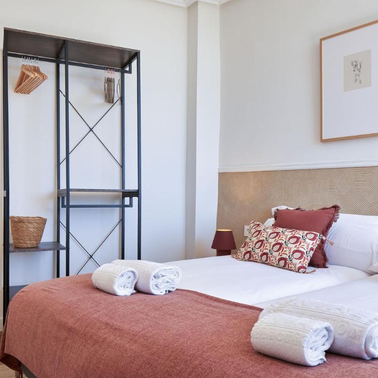 The Rentals Collection - Plaza Easo Attic - Apartment mit Balkon - 17