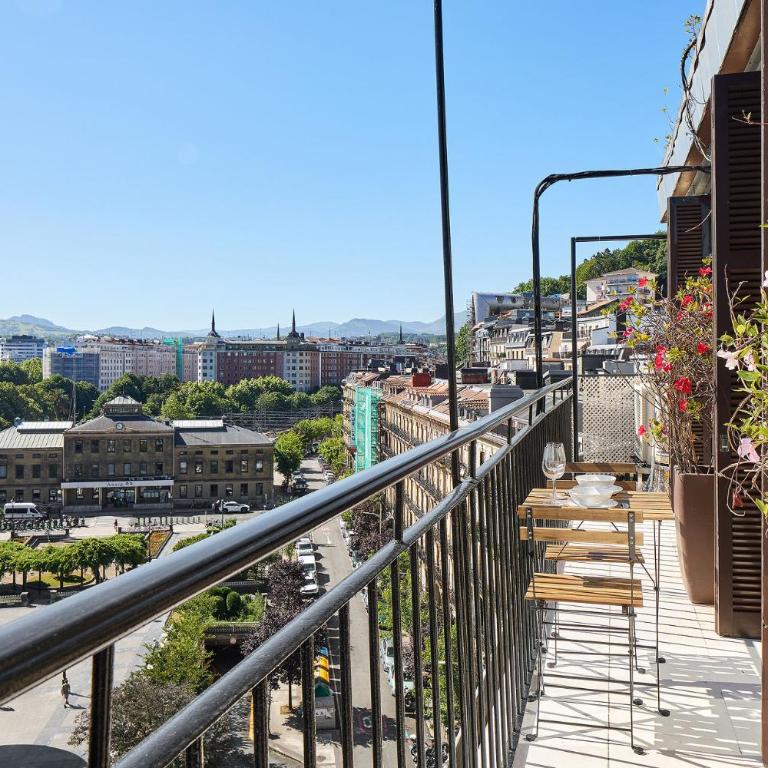 The Rentals Collection - Plaza Easo Attic - Apartment mit Balkon - 20