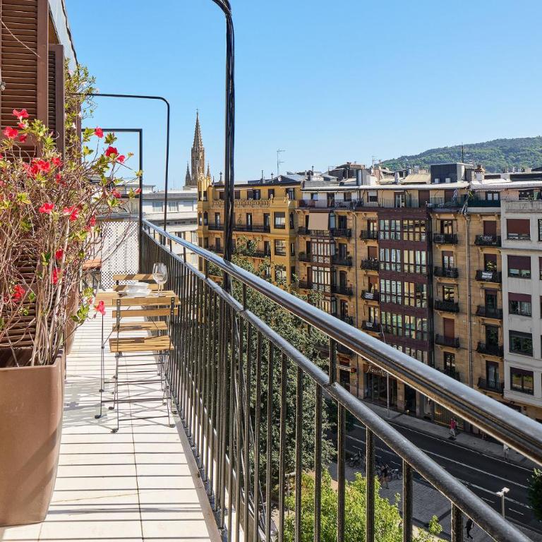 The Rentals Collection - Plaza Easo Attic - Apartment mit Balkon - 26