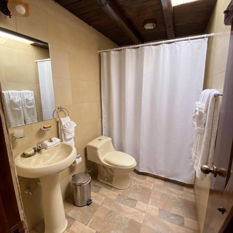 The Bridge to Ecuador - Double Room with Private Bathroom - 4