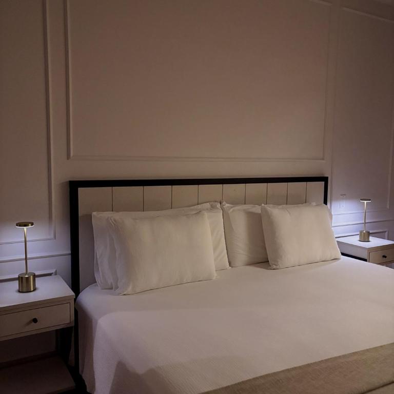 Beautiful Room in a Boutique House with Patio - Queen Room - 21