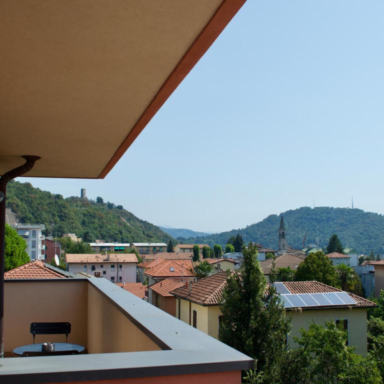 Como Grand Apartment - Elegant 3 room apartment - Three-Bedroom Apartment - 65