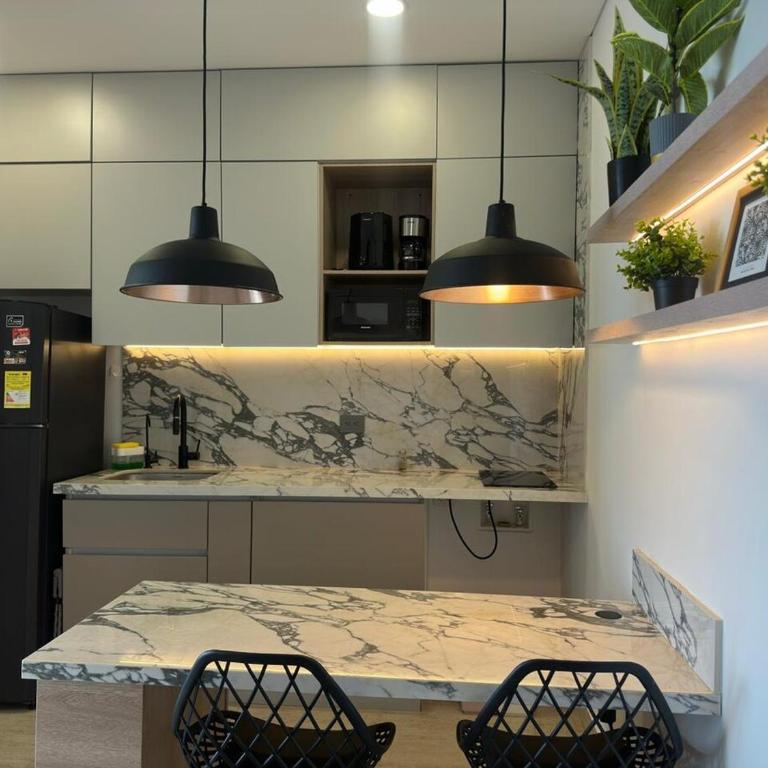 Sunset Studio, sea balcony, Piscina, 5-min Airport - Loft - 10