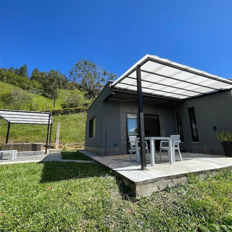 Casa con Jacuzzi, Cocina Equipada, WiFi y Parqueadero en San Roque - One-Bedroom House - 1