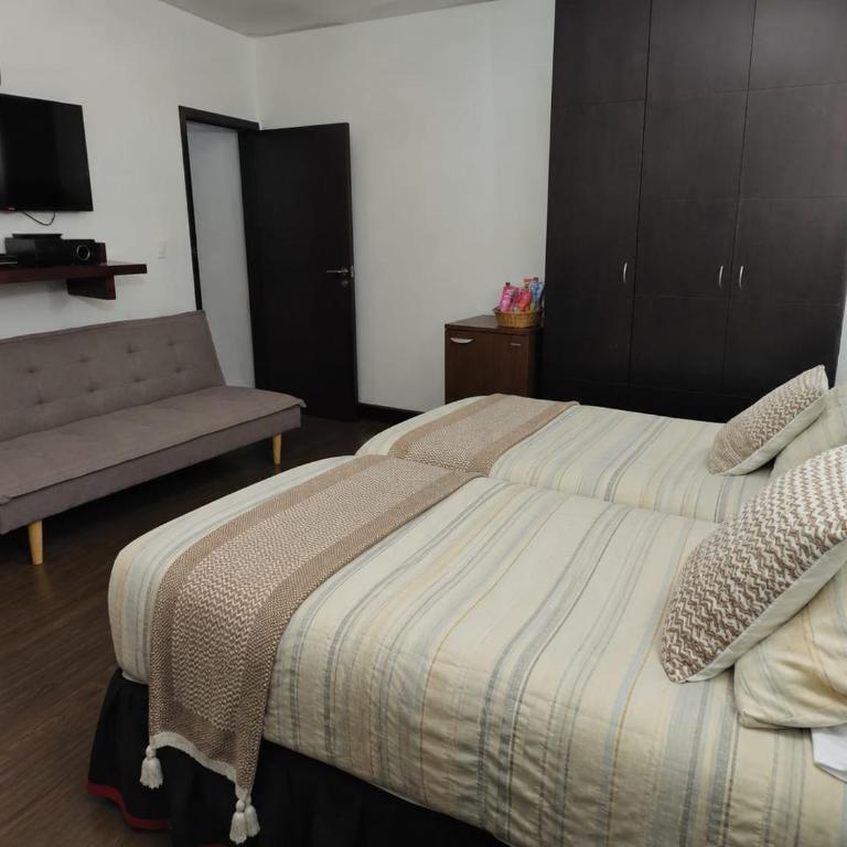 Hotel y Hostal cf bed y breakfast - Deluxe Family Room - 42