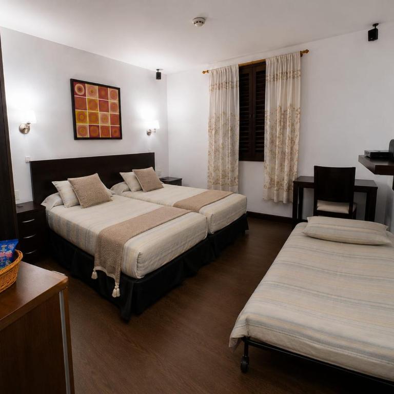 Hotel y Hostal cf bed y breakfast - Deluxe Family Room - 9