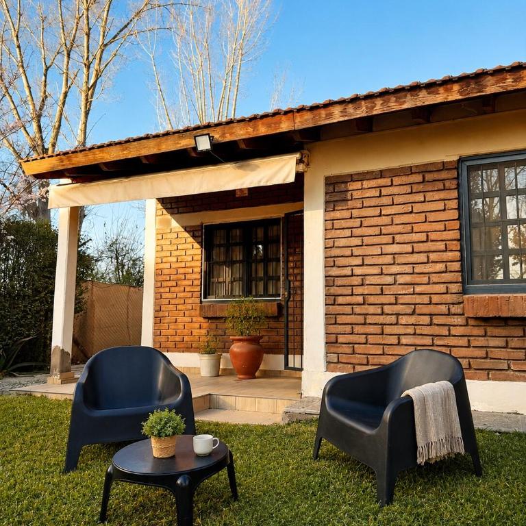 Casa mendocina con gran jardín y parrilla - Casa de 2 dormitorios - 1