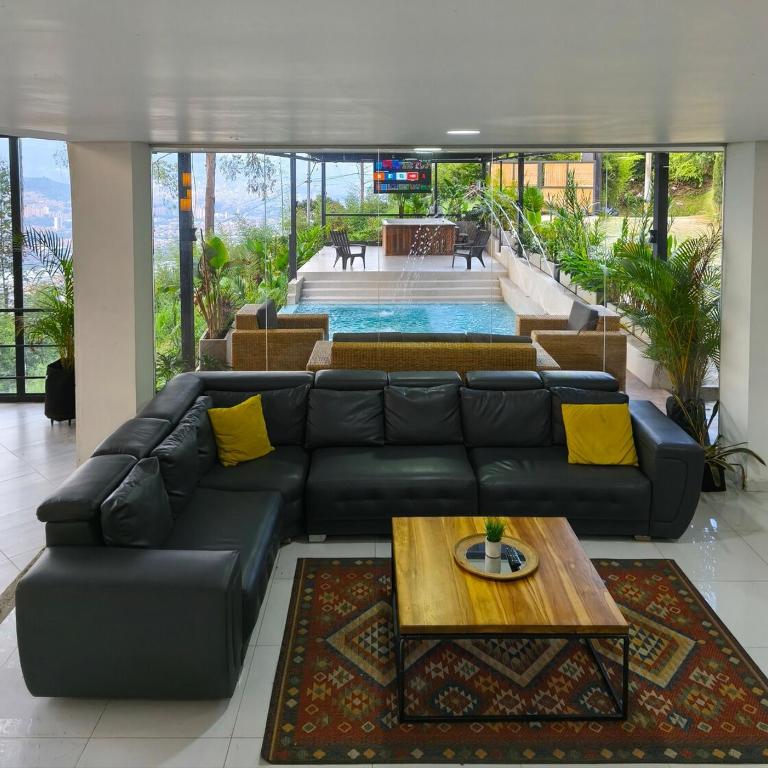 This mansion hides more than one secret - Villa - 1