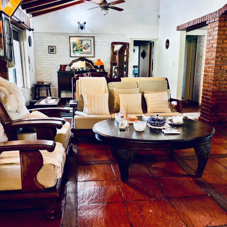 Hermosa quinta en Ezeiza, gran parque y seguridad - Casa de 4 dormitorios - 2