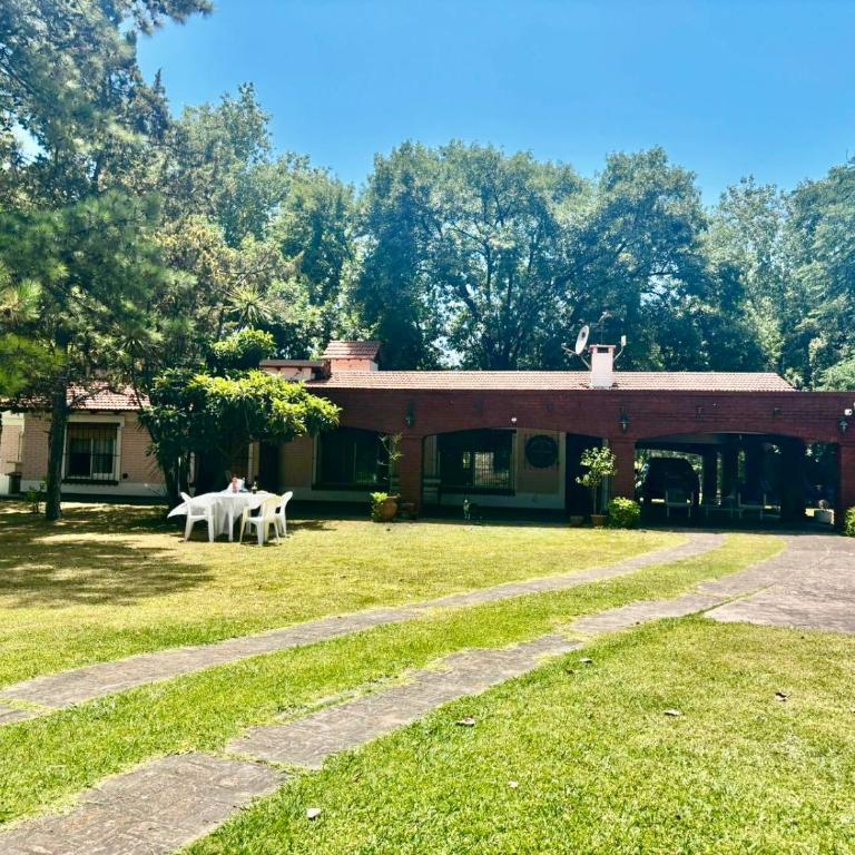 Hermosa quinta en Ezeiza, gran parque y seguridad - Casa de 4 dormitorios - 6