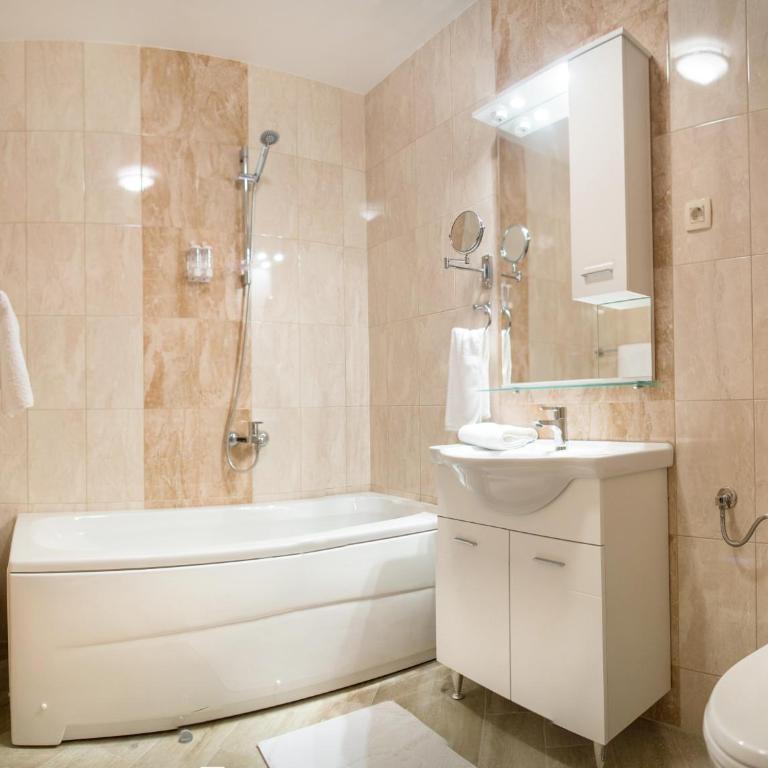 ApartHotel Belvedere Residence Becici Budva - Executive Apartman sa 1 Spavaćom Sobom, Terasom i Pogledom na More - 9