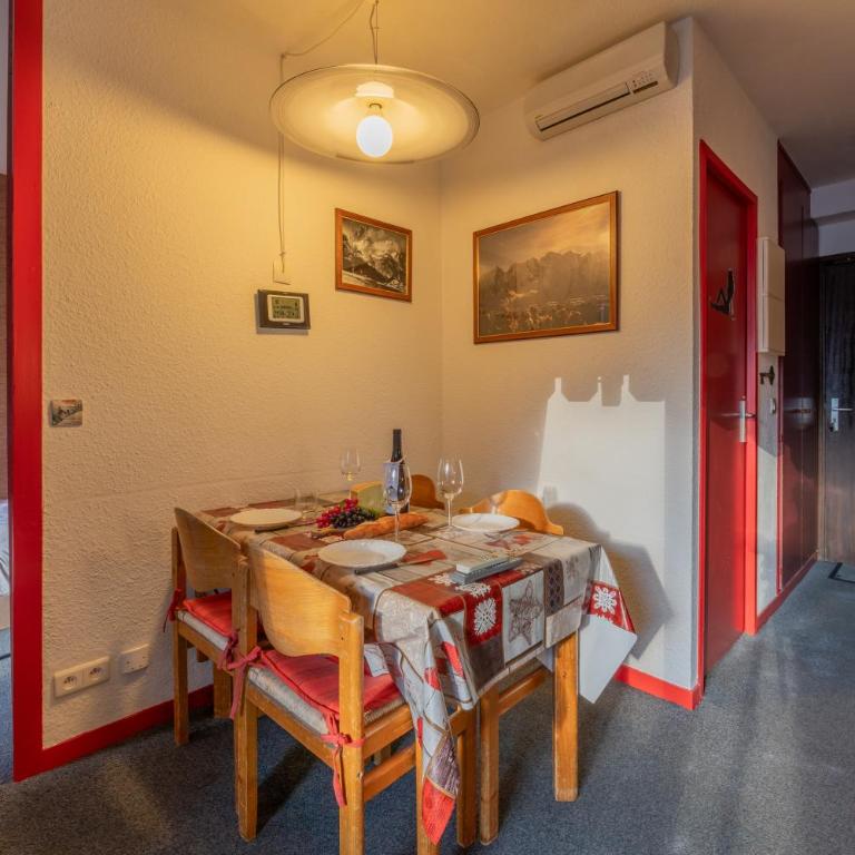 Cham Sud Chailloud102 Chamonix Centre Balcony Views Sleeps 3 - Happy Rentals - Apartment mit Balkon - 4