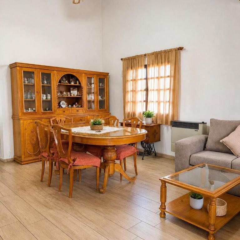 Casa mendocina con gran jardín y parrilla - Casa de 2 dormitorios - 2