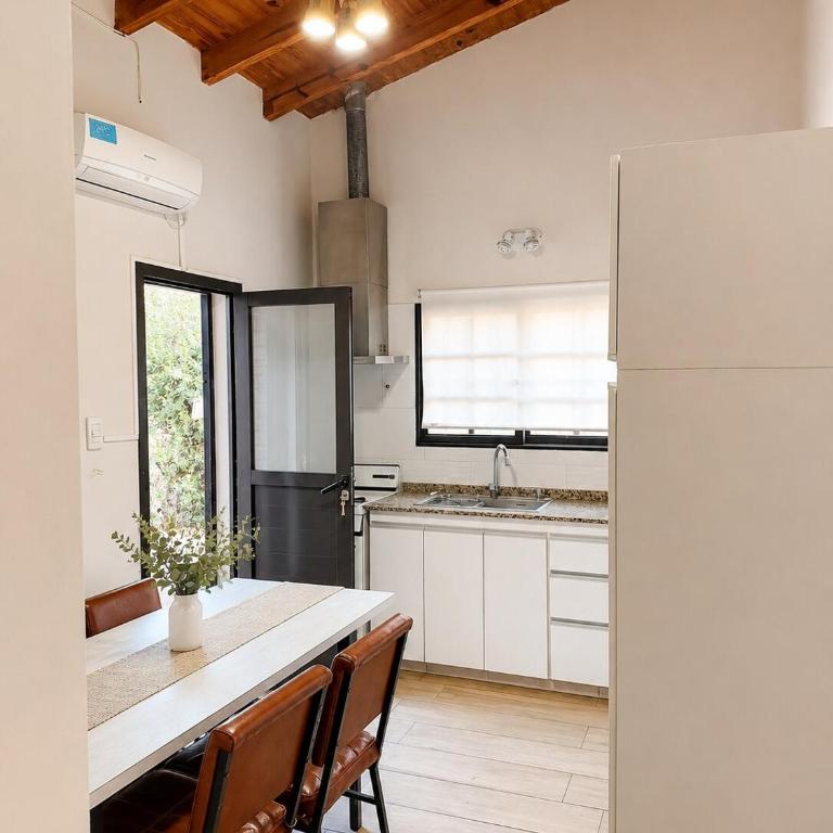 Casa mendocina con gran jardín y parrilla - Casa de 2 dormitorios - 3