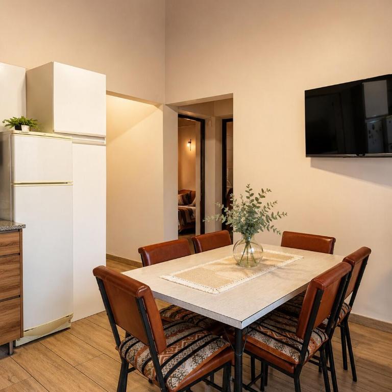 Casa mendocina con gran jardín y parrilla - Casa de 2 dormitorios - 11