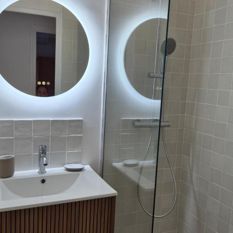 T2 Hyères neuf 4p, clim, 250m plage, parking privé devant le logement - Apartment mit 1 Schlafzimmer - 9