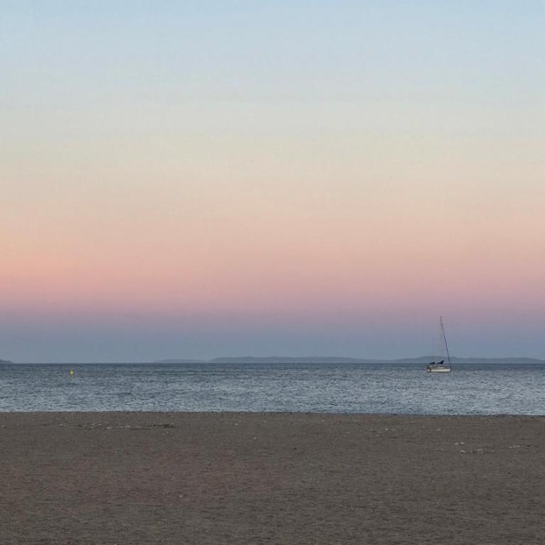 T2 Hyères neuf 4p, clim, 250m plage, parking privé devant le logement - Apartment mit 1 Schlafzimmer - 12