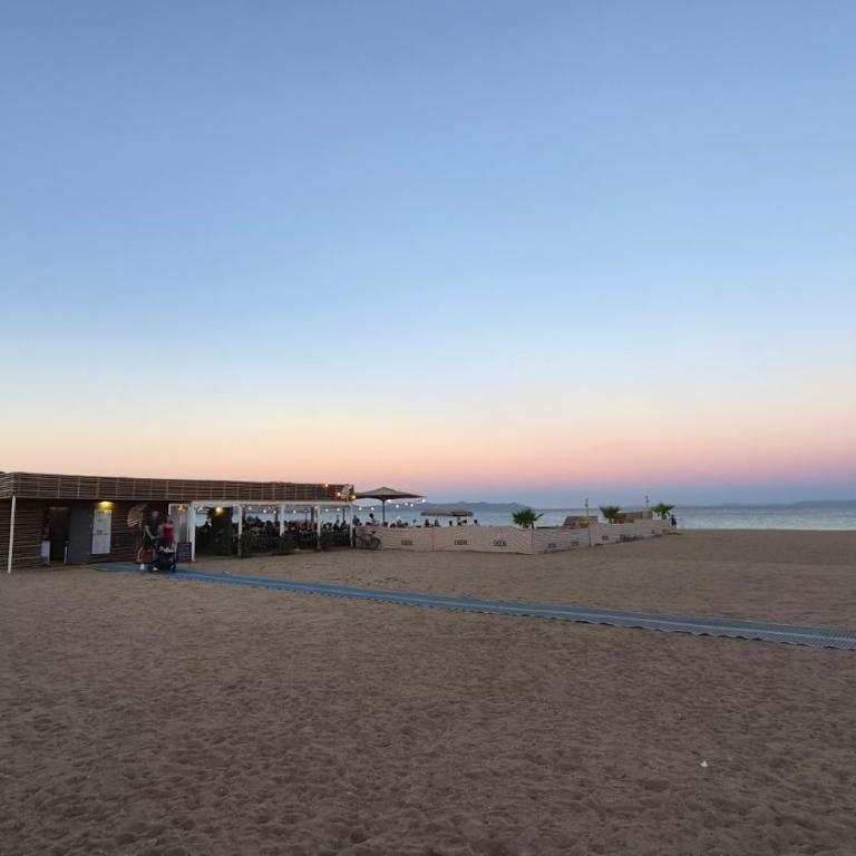 T2 Hyères neuf 4p, clim, 250m plage, parking privé devant le logement - Apartment mit 1 Schlafzimmer - 14