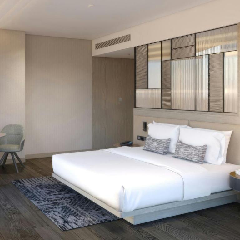 AC Hotel Airport City Belgrade - Classic Zimmer mit Queensize-Bett und Aussicht auf den Innenhof - 1