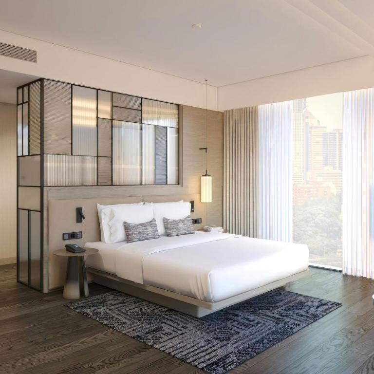 AC Hotel Airport City Belgrade - Superior Zimmer mit Queensize-Bett und Stadtblick - 1