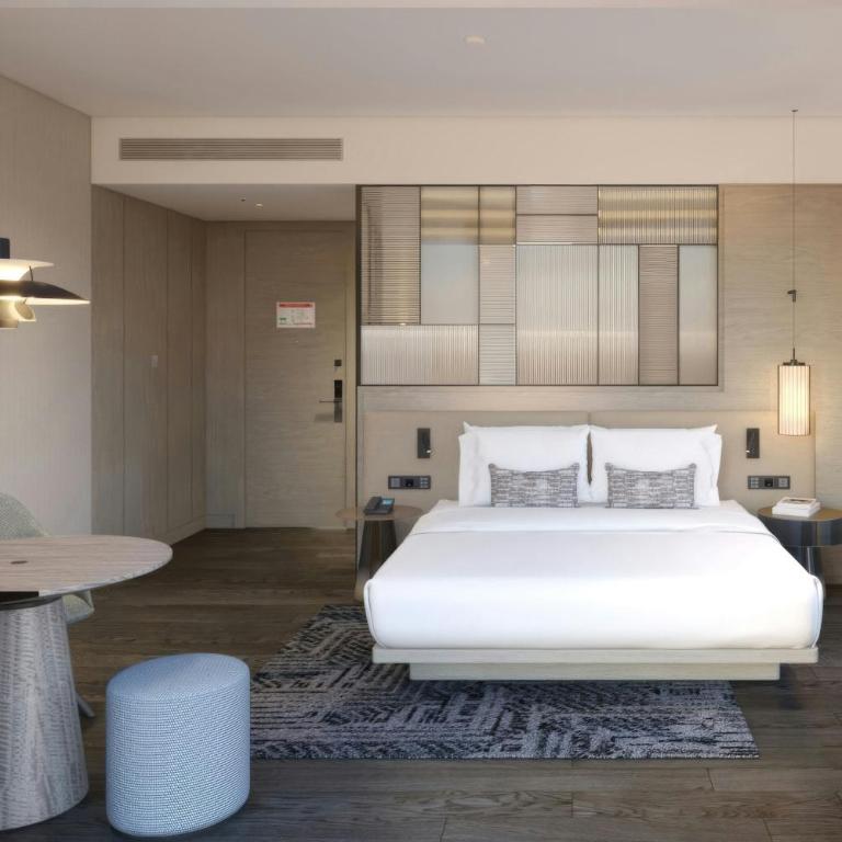 AC Hotel Airport City Belgrade - Deluxe Zimmer mit Queensize-Bett und Blick auf den Innenhof - 1