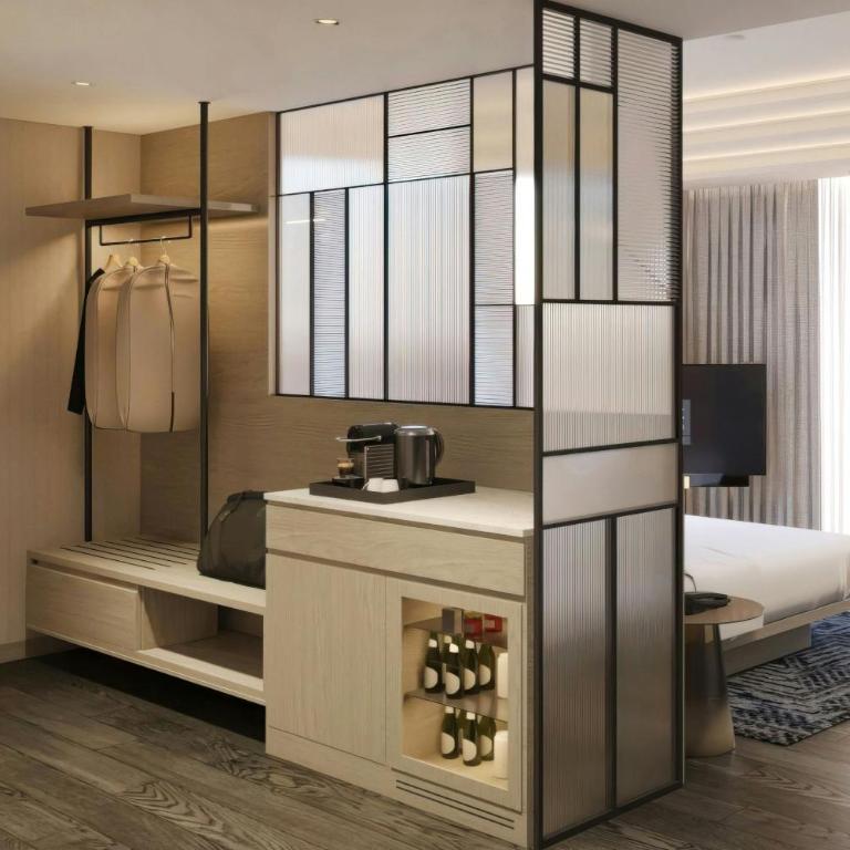 AC Hotel Airport City Belgrade - Classic Zimmer mit Queensize-Bett und Aussicht auf den Innenhof - 2