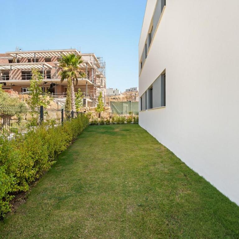Designer 2-Bed with Garden Camarate Hills RDR577 - Apartamento de 2 dormitorios - 22